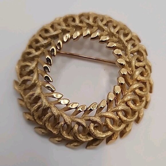 Vintage Signed Crown Trifari Gold Tone Wreath Brooch Pin 2" - Picture 1 of 6